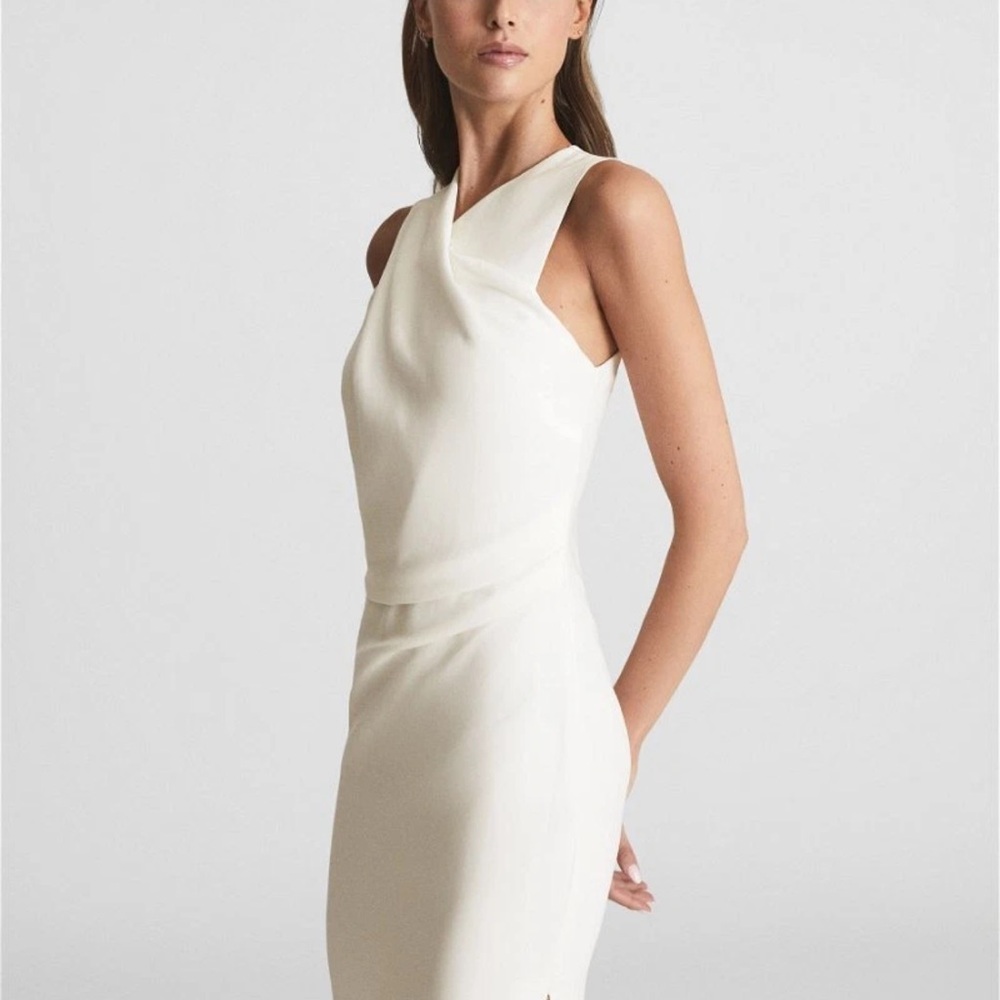 Elegant White Sleeveless Dress